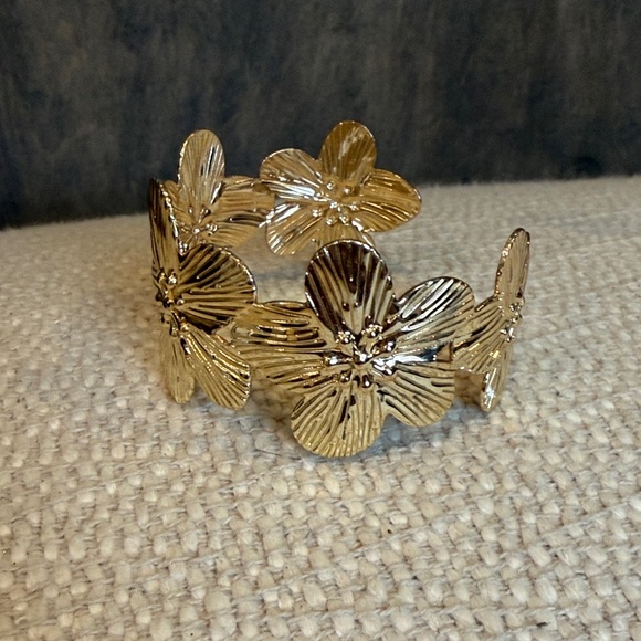 Gold Jewelry Set - Picture 2 of 3